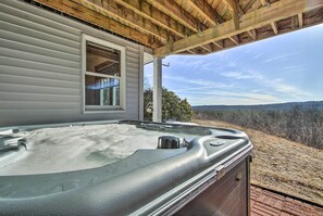 Outdoor spa tub - Hot Tub & Moat Mtn Views: North Conway Townhouse (North Conway)