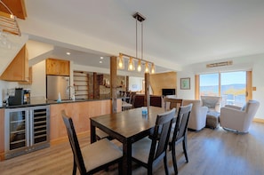 Kitchen | Dining - Hot Tub & Moat Mtn Views: North Conway Townhouse (North Conway)