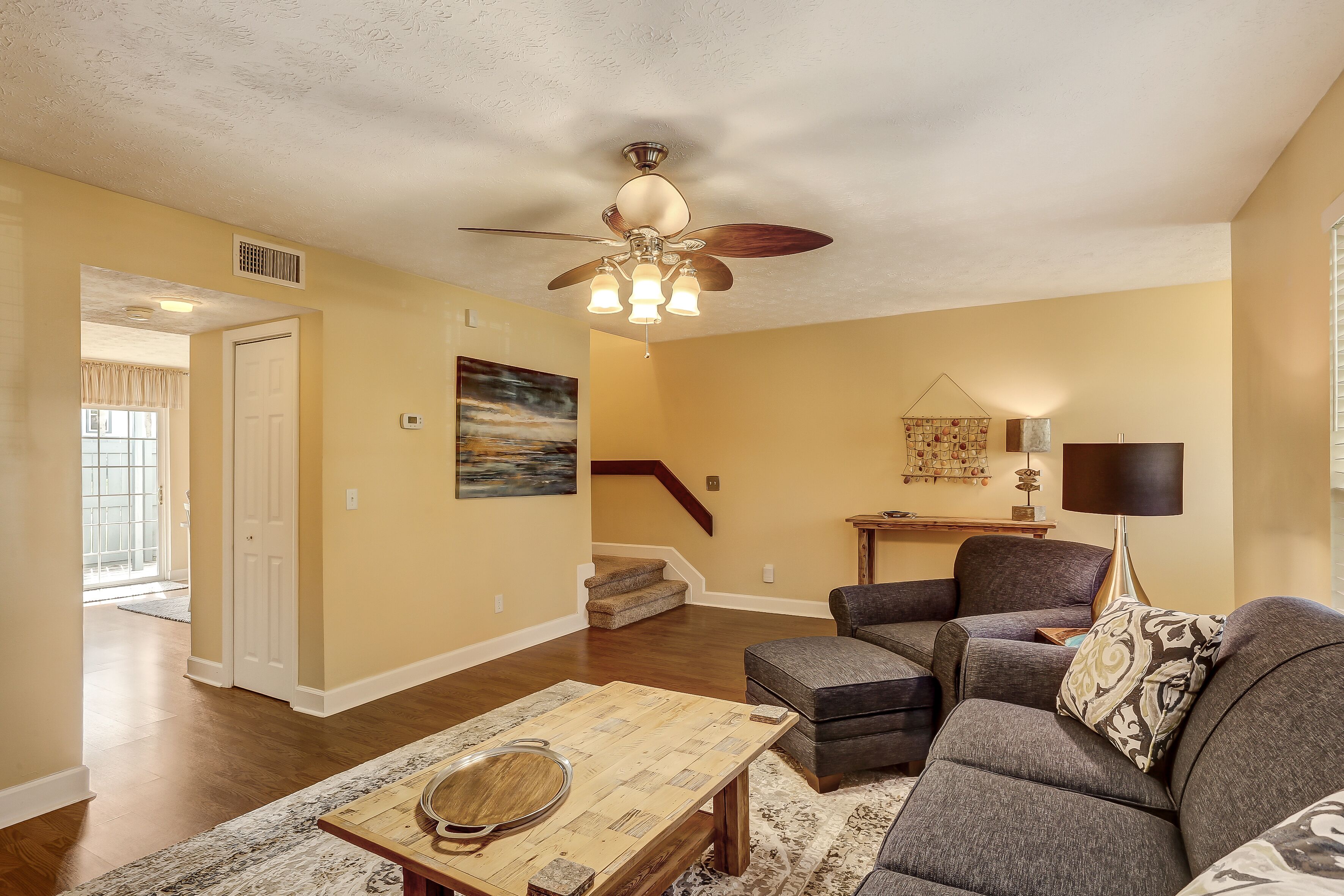 Newly furnished townhouse 2 blocks from the Ocean.  Close to main beach, shopping and restaurants.