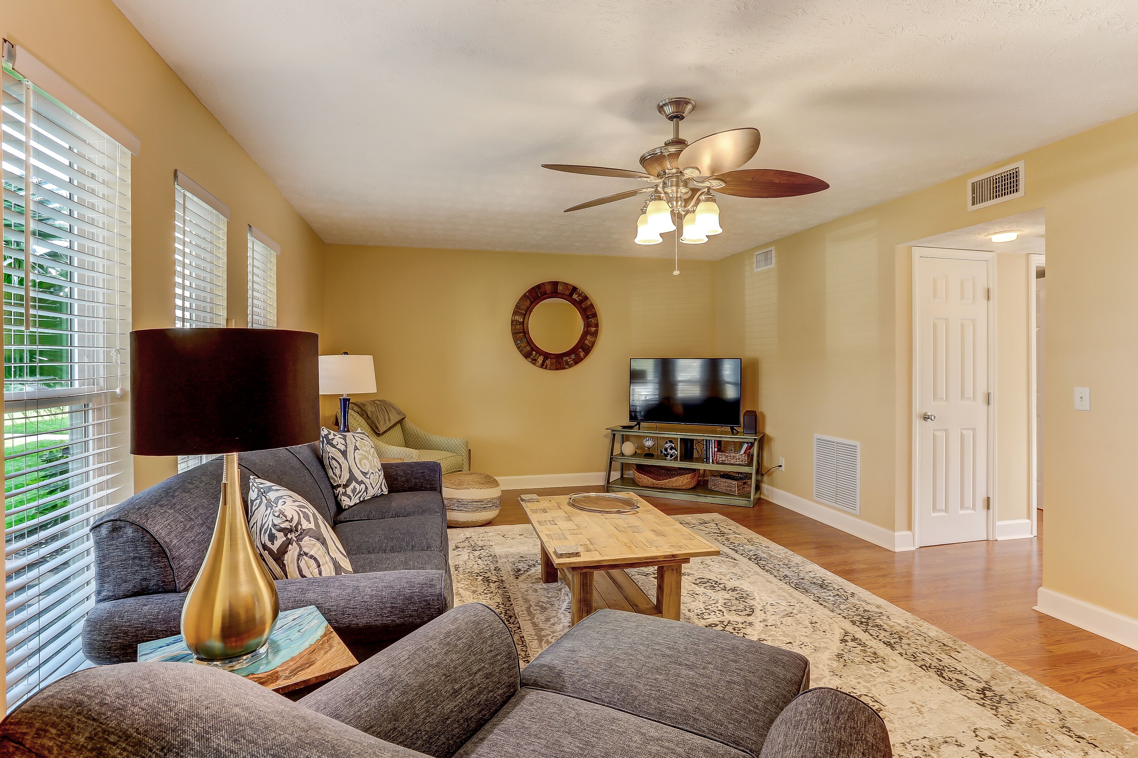 Newly furnished townhouse 2 blocks from the Ocean.  Close to main beach, shopping and restaurants.