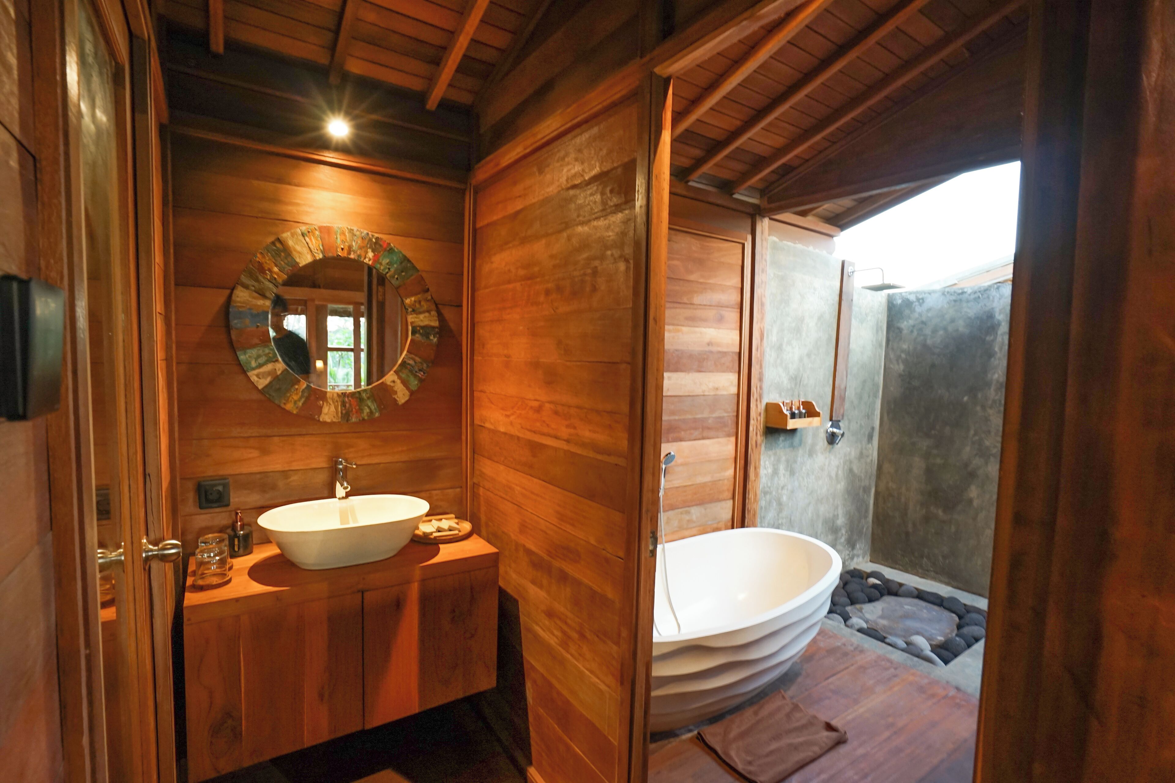 Ensemble douche/baignoire, articles de toilette gratuits, peignoirs