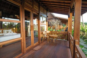 31-inch TV with premium channels - Ubud Art Resort (Mas)
