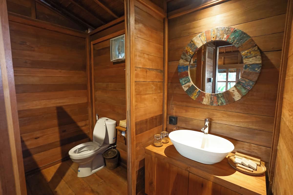 Combined shower/tub, free toiletries, bathrobes, slippers