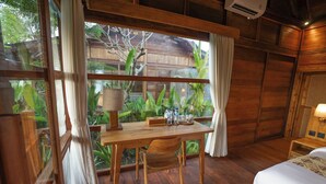 Une pièce en bois avec un bureau, une chaise et un lit.