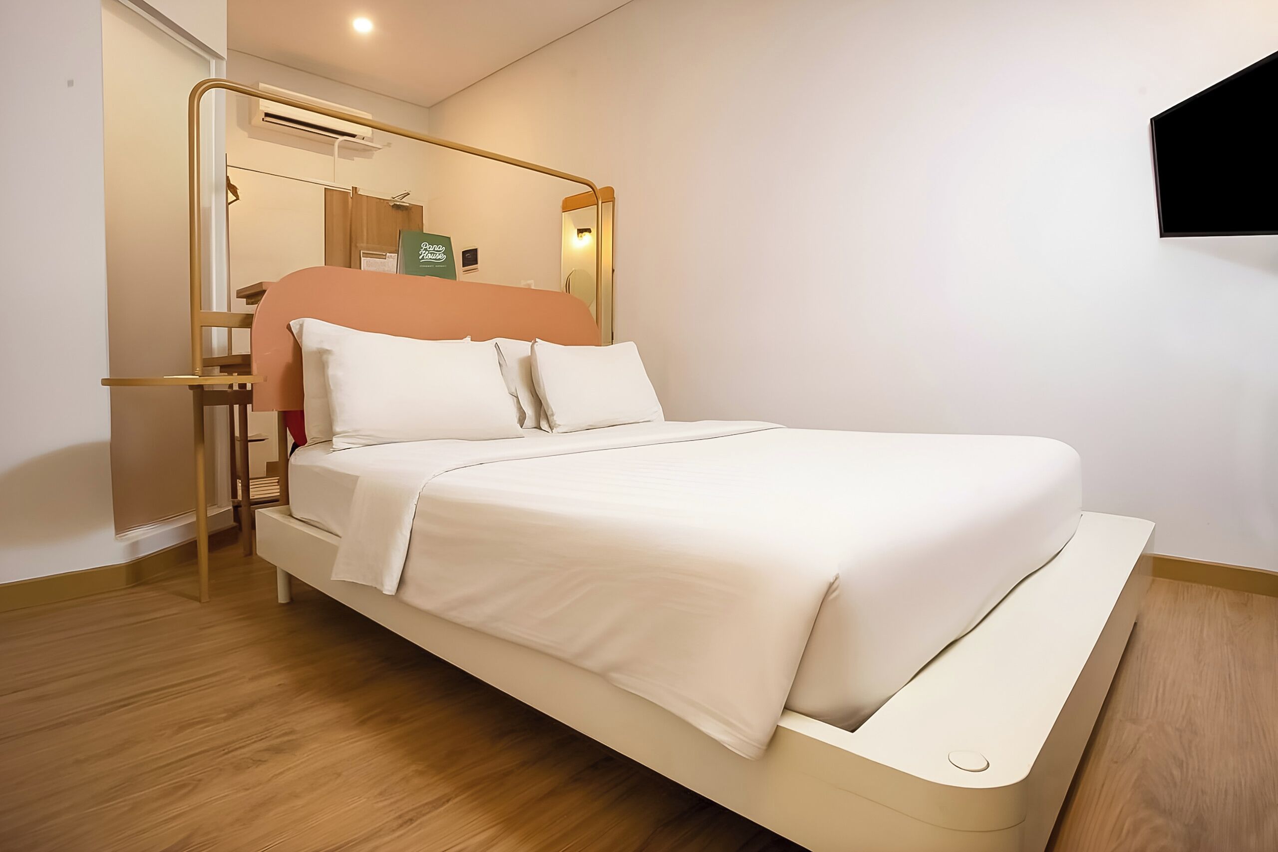 Deluxe Room | Desk, laptop workspace, soundproofing, iron/ironing board