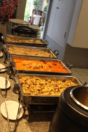 Colazione a buffet, servita tutte le mattine (70000 IDR a persona) 