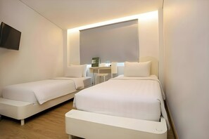 Camera Superior | Una scrivania, postazione laptop, insonorizzazione, ferro/asse da stiro