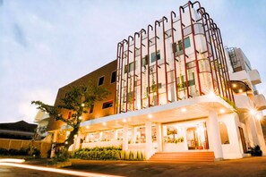 Mặt tiền nơi lưu trú - ban đêm