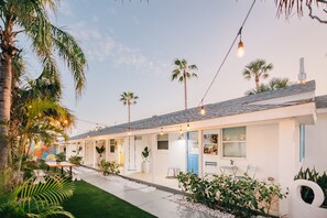 Exterior - Beach Please! 2BR Sleeps 6 [ 4plex ]  <1 mile walk to beautiful beaches (St Pete Beach)