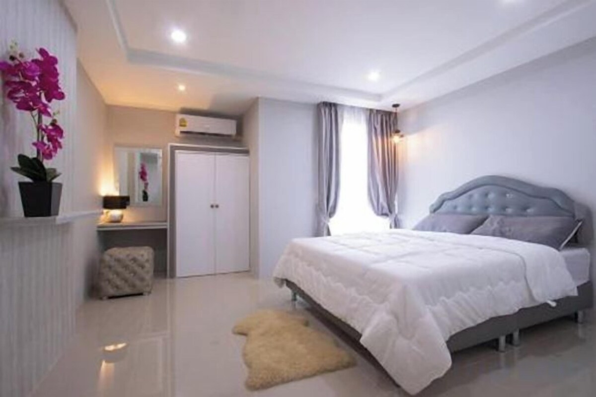 Desk, blackout drapes, WiFi (free), bed sheets