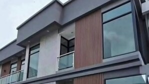 Ein modernes Gebäude mit großen Fenstern und einem flachen Dach.