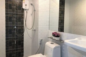 スーペリア ルーム | バスルーム | シャワー、レインフォールシャワー、バスアメニティ (無料)、ヘアドライヤー
