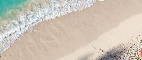 Playa en los alrededores y toallas de playa