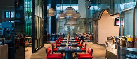 Serveert ontbijt, diner en brunch