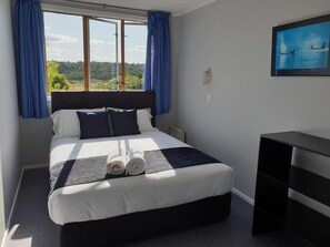 雙人房, 1 張加大雙人床, 共用浴室 | 免費無線上網、床單