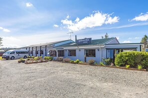 Exterior - Manowhenua Lodge - Hostel (National Park Village)