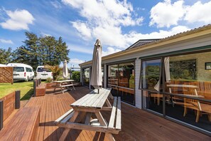 Terrace/patio - Manowhenua Lodge - Hostel (National Park Village)