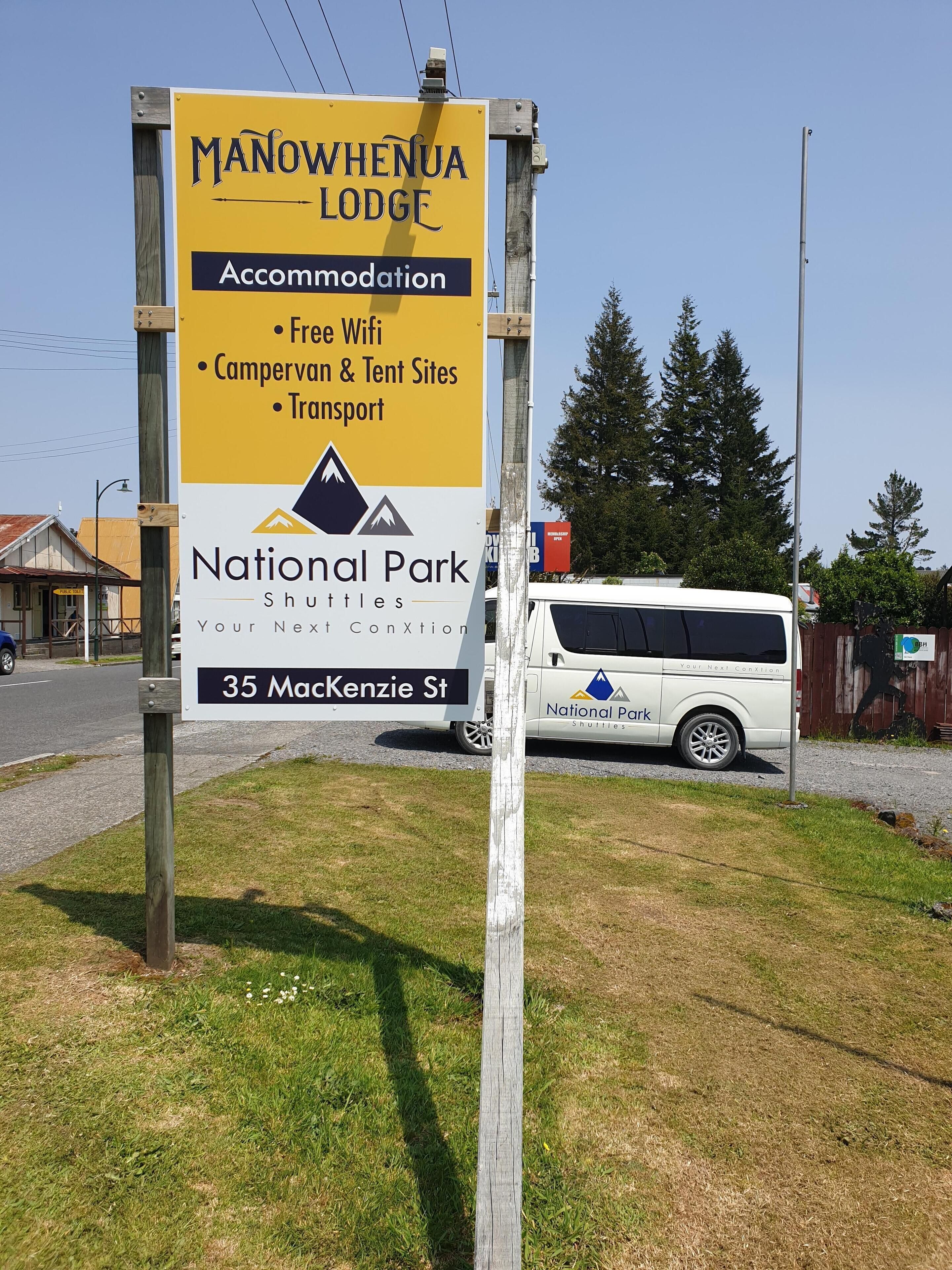 Señal de Manowhenua Lodge que ofrece wifi gratuito, zonas para camper y tiendas de campaña, y servicio de transporte.