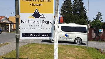 Señal de Manowhenua Lodge que ofrece wifi gratuito, zonas para camper y tiendas de campaña, y servicio de transporte.