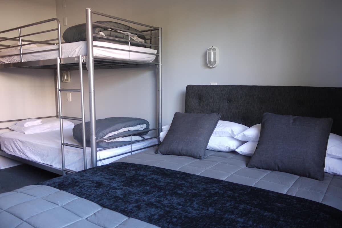 Habitación familiar, baño compartido | Wifi gratis y ropa de cama