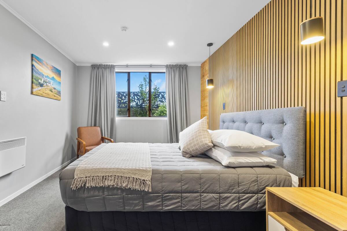 Double Room, 1 Queen Bed, Shared Bathroom | Free WiFi, bed sheets