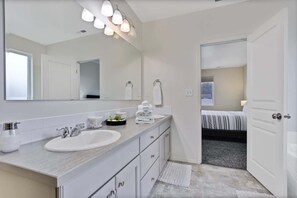 Combined shower/bathtub, hair dryer, towels