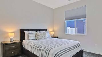 4 makuuhuonetta, silitysrauta/-lauta, vauvan matkasänky, Wi-Fi