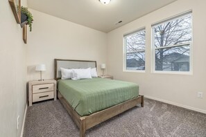 4 chambres, fer et planche à repasser, lit parapluie, Wi-Fi