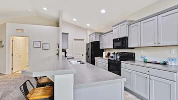 Jääkaappi, mikroaaltouuni, uuni, liesi