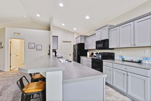 Kühlschrank, Mikrowelle, Ofen, Herdplatte