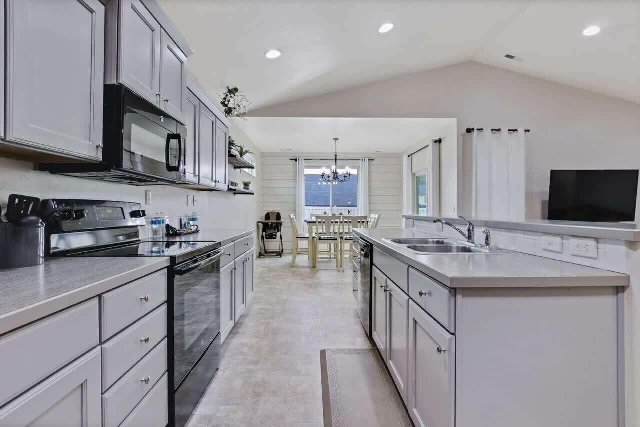 Jääkaappi, mikroaaltouuni, uuni, liesi