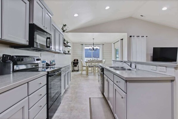 Geladeira, micro-ondas, fogão, cooktop