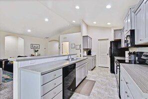 Geladeira, micro-ondas, fogão, cooktop