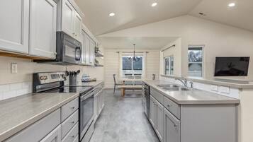 KĂŒhlschrank, Mikrowelle, Ofen, Herdplatte