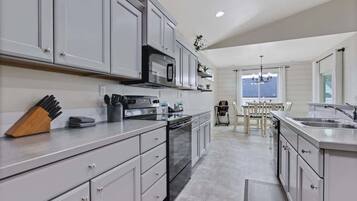 Jääkaappi, mikroaaltouuni, uuni, liesi