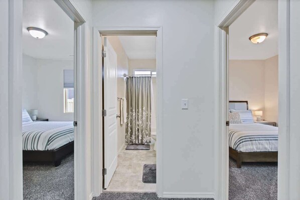 4 habitaciones, tabla de planchar con plancha, cuna de viaje y wifi 