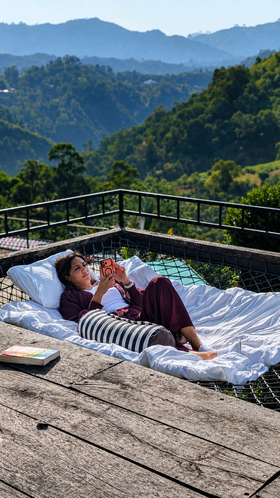 Una persona recostada en una cama con vistas a un paisaje montañoso.