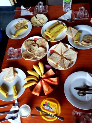 Se ofrece un desayuno completo todos los días (por un coste adicional)