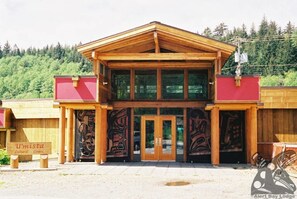 Exterior - Ocean View Lodge with Hot Breakfast (Alert Bay)