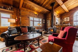 Smart TV, DVD player, books - Ocean View Lodge with Hot Breakfast (Alert Bay)