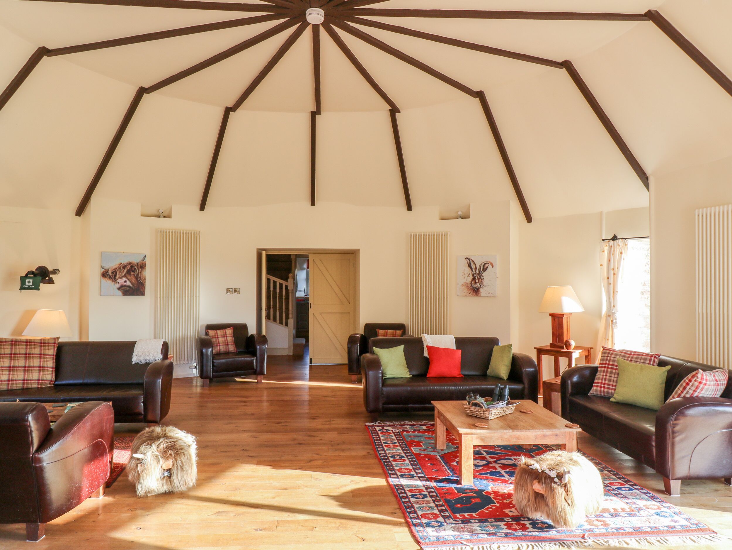 THE ROUNDHOUSE, family friendly, luxury holiday cottage in Blackford