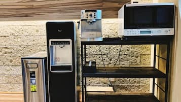 Frigobar, microondas, cafetera y tetera y tetera eléctrica