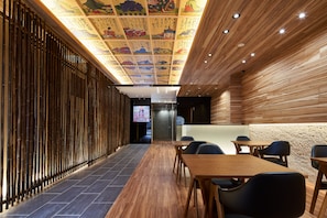 Ein modernes Interieur mit Holzvertäfelung, Fliesenboden und einer Decke mit Kunstwerken.