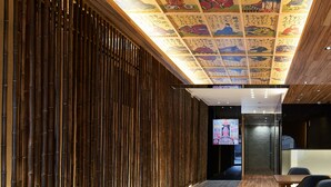 A corridor with a bamboo wall and a ceiling with traditional artwork. - Carta Hotel KyotoBettei (Kyoto)