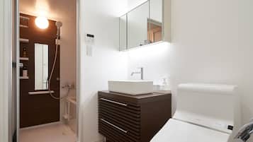 King Bed Room | Bathroom | Combined shower/bathtub, free toiletries, hair dryer, slippers
