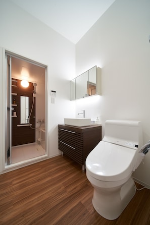King Bed Room | Bathroom | Combined shower/tub, free toiletries, hair dryer, slippers - Carta Hotel KyotoBettei (Kyoto)