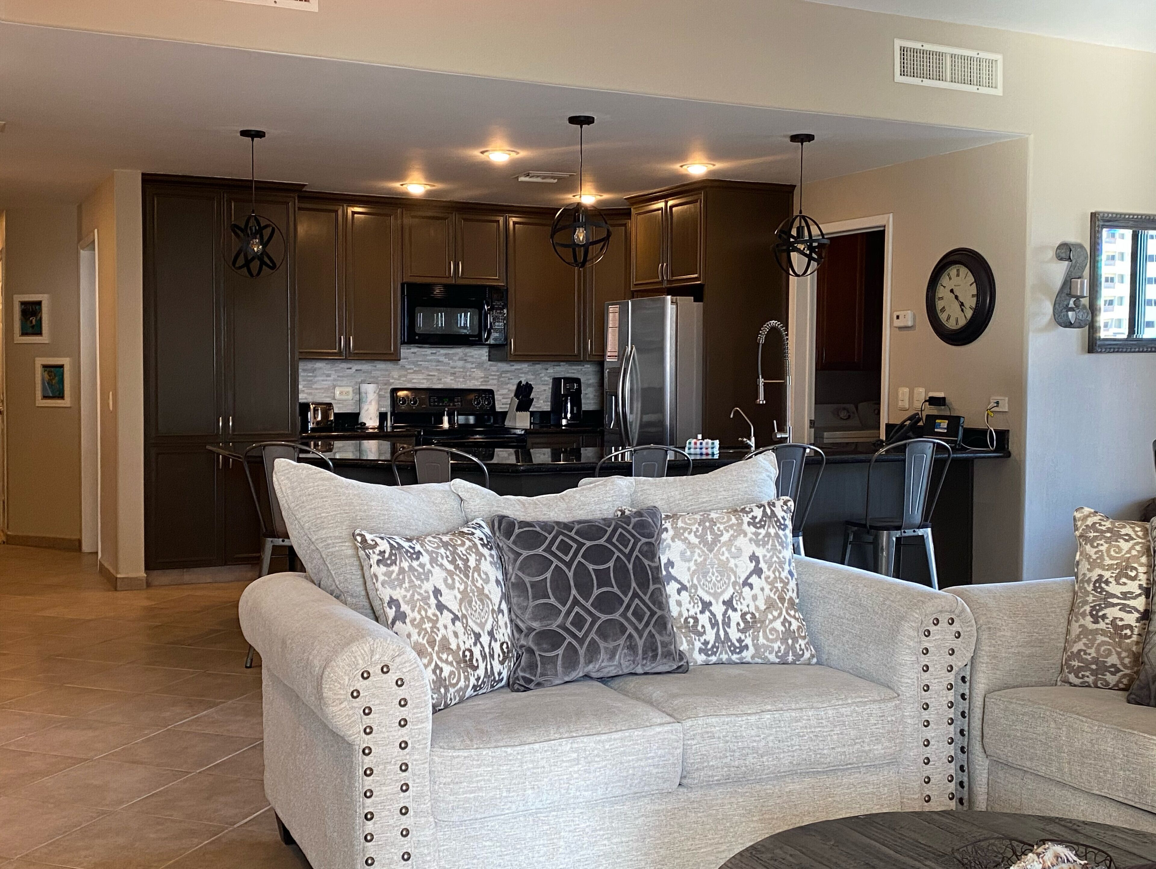 tv, dvd player, books, video library