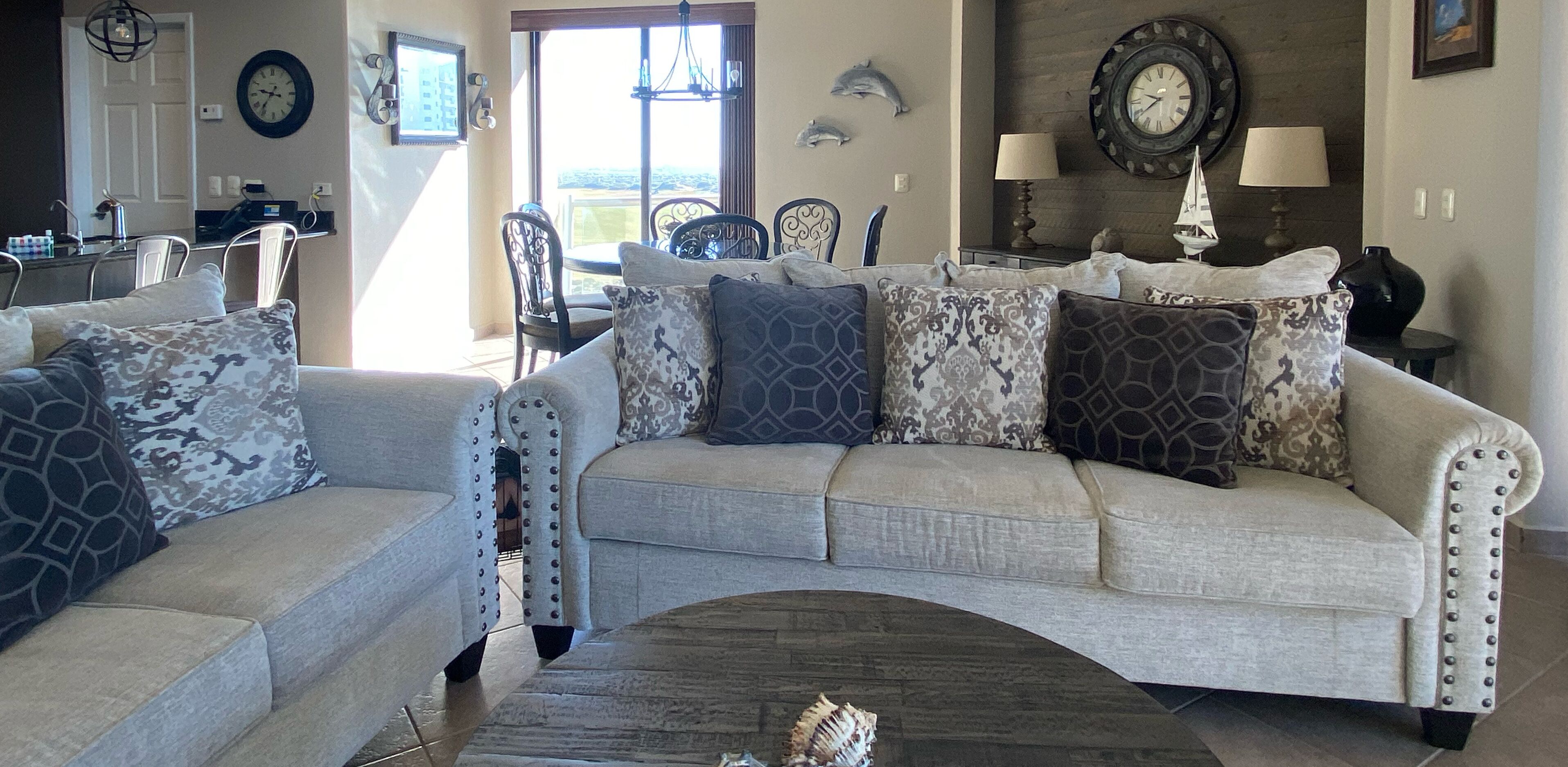 tv, dvd player, books, video library