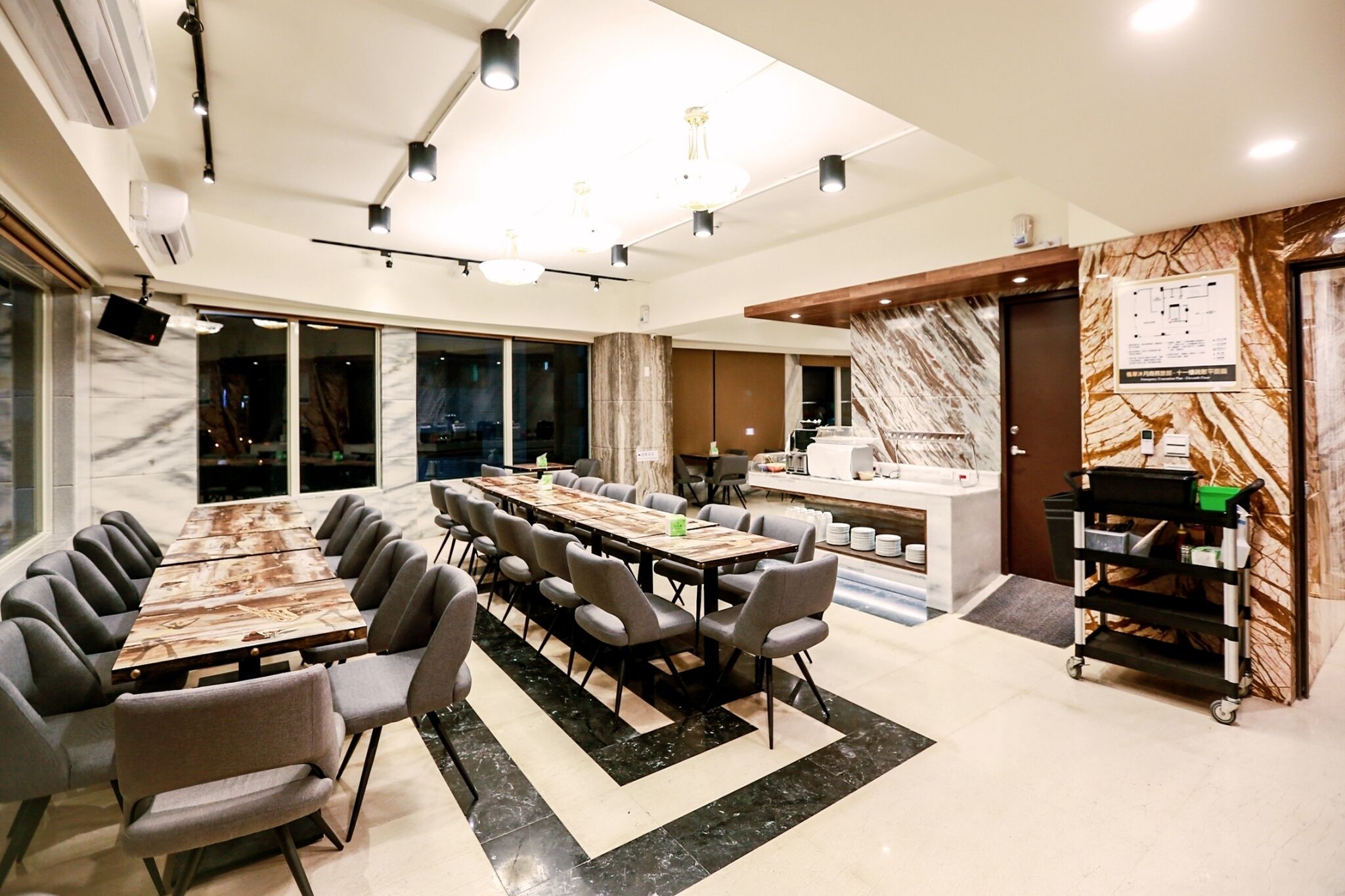 daily self-service breakfast (twd 250 per person)