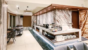 Selvbetjent frokost hver dag (TWD 250 per person)